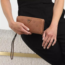 Carica l&#39;immagine nel visualizzatore di Gallery, PORTAFOGLIO DONNA GUESS D CARAMEL SWPB8403460CAR helaina portafoglio grande ziparound CARAMEL ND scelta=P
