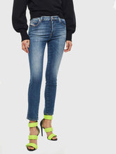 Carica l&#39;immagine nel visualizzatore di Gallery, Diesel Babhila 069JQ Jeans Slim con Vita Regolare in Denim Stretch dal Lavaggio Blu Medio con Delicate baffature ed Effetti sfumati.
