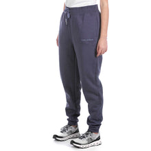 Carica l&#39;immagine nel visualizzatore di Gallery, Under Armour 771374105 558 PANTALONI ESSENTIAL SCRIPT BLU
