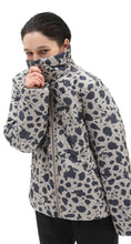 Carica l&#39;immagine nel visualizzatore di Gallery, Vans Giubbotto Vans Donna modello foundry print puff mte, vestibilità regolare, manica lunga, collo alto, chiusura con cerniera centrale, tasche aperte laterali, colore Black S Multicolore Black
