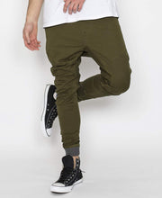 Carica l&#39;immagine nel visualizzatore di Gallery, NENA &amp; PASADENA Champion Pants Forest Green Pantalone Ragazzo, Cavallo sceso e Polsino
