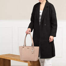 Carica l&#39;immagine nel visualizzatore di Gallery, Guess Borsa a tracolla Noelle 22 cm
