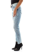 Carica l&#39;immagine nel visualizzatore di Gallery, Guess Jeans Relaxed STRAPPATO Donna

