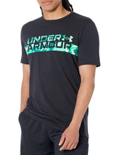 Carica l&#39;immagine nel visualizzatore di Gallery, Under Armour Maglietta da uomo a maniche corte con righe sul petto mimetiche
