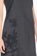 Carica l&#39;immagine nel visualizzatore di Gallery, Desigual vestito Xenia nero smanicato 17WWVWD3
