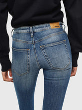 Carica l&#39;immagine nel visualizzatore di Gallery, Diesel Babhila 069JQ Jeans Slim con Vita Regolare in Denim Stretch dal Lavaggio Blu Medio con Delicate baffature ed Effetti sfumati.
