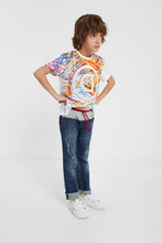 Carica l&#39;immagine nel visualizzatore di Gallery, Abasic Desigual t-Shirt Maglietta da Bambino TS Liam - creazione Artistica di Bambino nello Spettro dell’autismo
