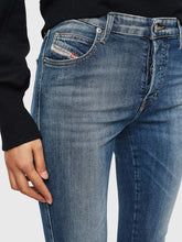 Carica l&#39;immagine nel visualizzatore di Gallery, Diesel Babhila 069JQ Jeans Slim con Vita Regolare in Denim Stretch dal Lavaggio Blu Medio con Delicate baffature ed Effetti sfumati.
