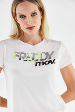 Carica l&#39;immagine nel visualizzatore di Gallery, FREDDY - T-Shirt Jersey Modal con Stampa MOV. Camouflage Fluo
