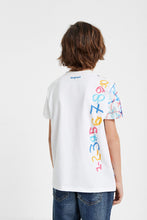 Carica l&#39;immagine nel visualizzatore di Gallery, Abasic Desigual t-Shirt Maglietta da Bambino TS Liam - creazione Artistica di Bambino nello Spettro dell’autismo
