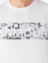 Carica l&#39;immagine nel visualizzatore di Gallery, Under Armour Maglietta da uomo a maniche corte con righe sul petto mimetiche
