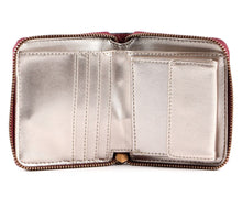 Carica l&#39;immagine nel visualizzatore di Gallery, GUESS Vibe SLG Small Zip Around Wallet Merlot Logo
