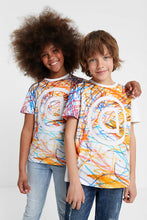 Carica l&#39;immagine nel visualizzatore di Gallery, Abasic Desigual t-Shirt Maglietta da Bambino TS Liam - creazione Artistica di Bambino nello Spettro dell’autismo
