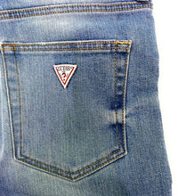 Carica l&#39;immagine nel visualizzatore di Gallery, Guess Jeans Chiaro Cinque Tasche con Logo Parte Posteriore.Chiusura Jeans con Zip e Bottone
