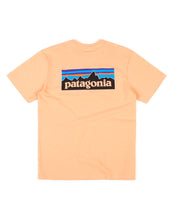Carica l&#39;immagine nel visualizzatore di Gallery, Patagonia P-6 logo responsabili-tee colore pesca Peach Sherbet con logo stampato davanti e dietro.
